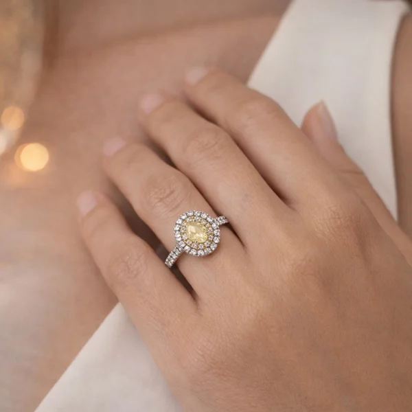 Anello diamante giallo ovale con contorno diamanti in oro 18Kt – DIENNECI GIOIELLI
