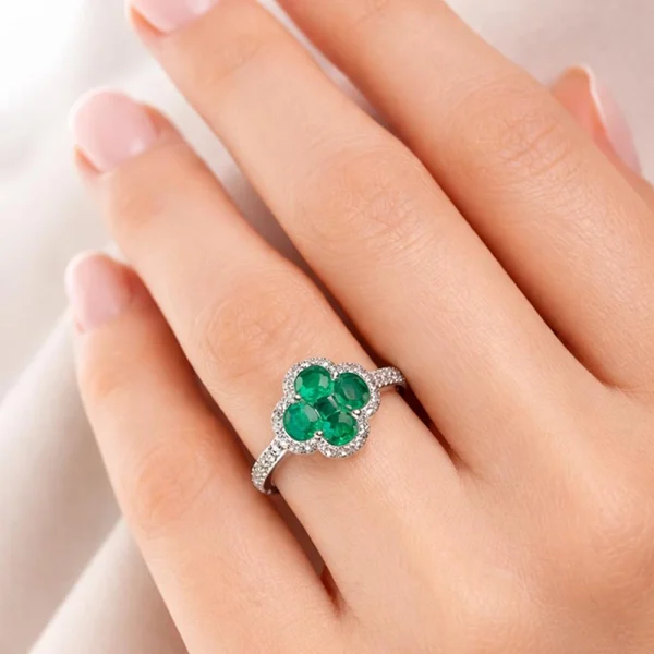 Anello a Fiore in Oro Bianco 18 kt con Smeraldi ct 0,74 e Diamanti ct 0,26 – DIENNECI GIOIELLI